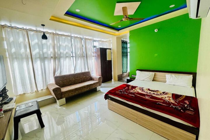 Room 14 of 33