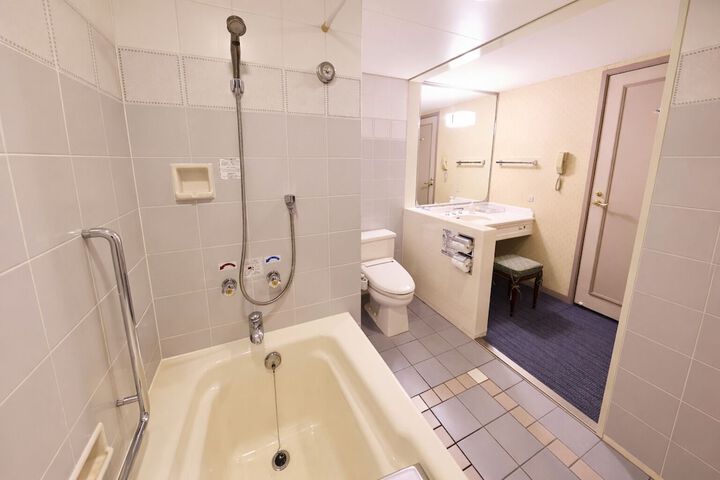 Room 14 of 28