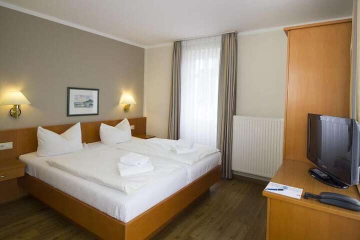 Room 3 of 32