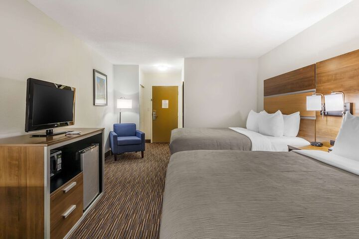 2 Queen Beds (11 of 12)