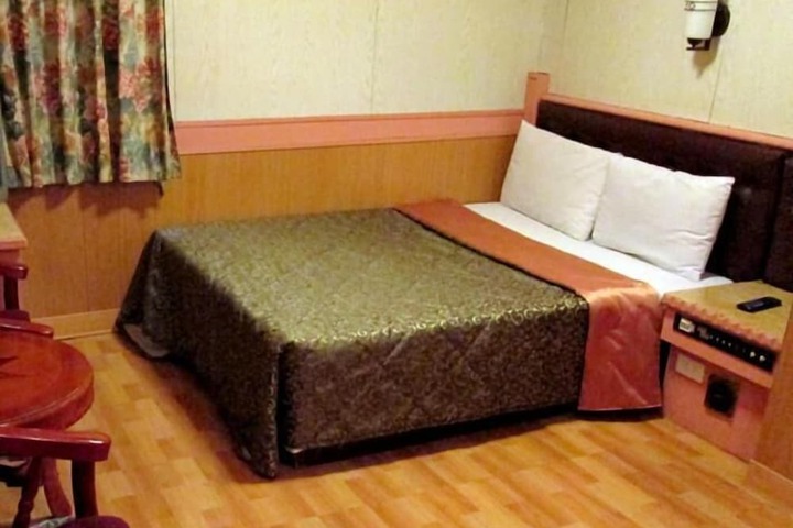 Room 17 of 35
