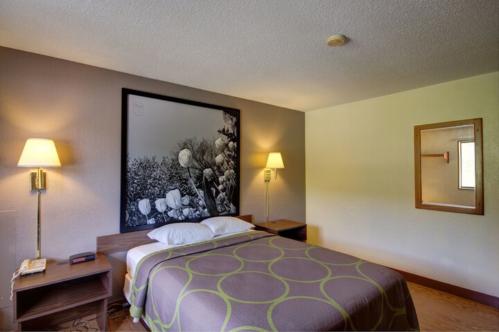 1 Queen Bed (8 of 20)