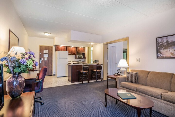 Upgrade Business Suite 2 Double Beds (1 of 14)