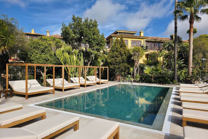 Hotel with Pool
