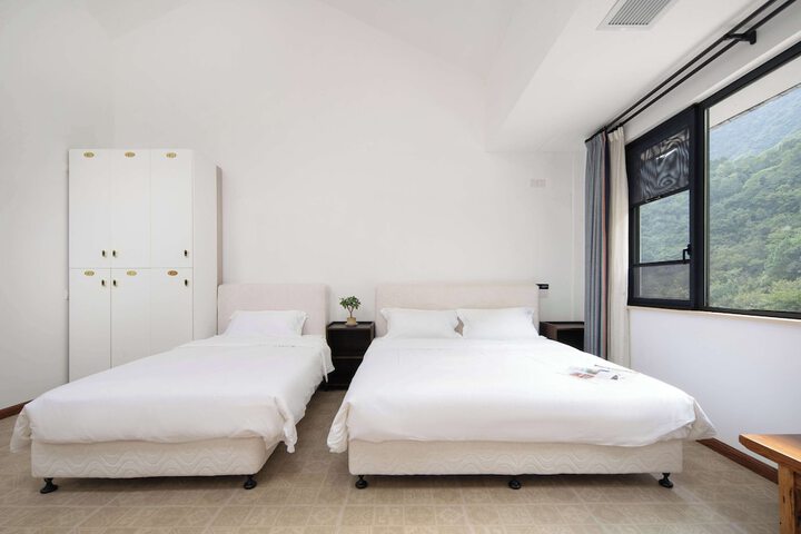 Room 20 of 170