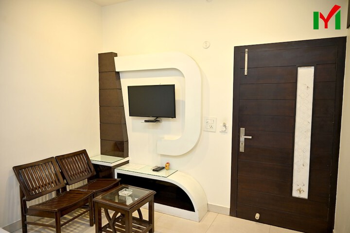 Room 13 of 37