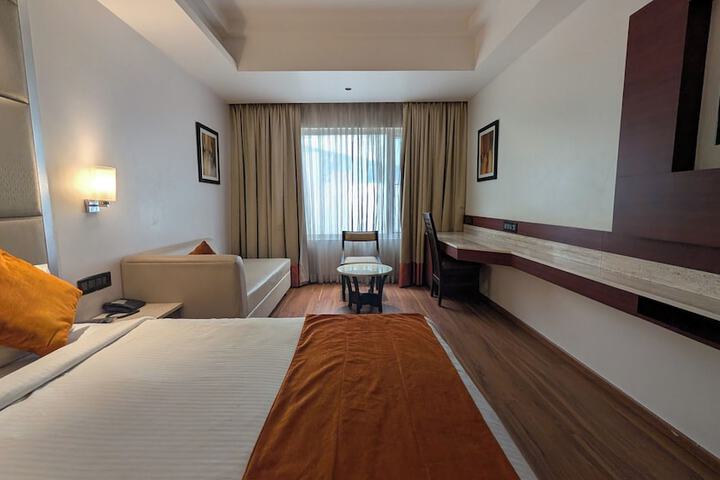 Room 5 of 15