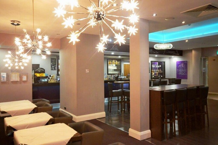 Lounge 72 of 83