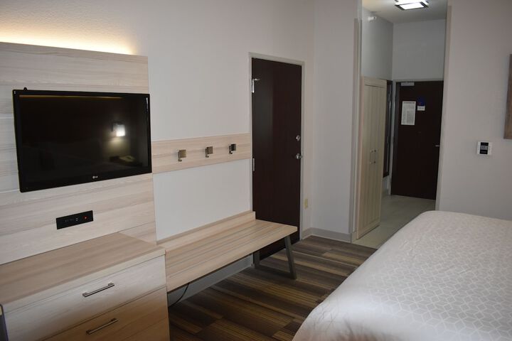1 King Bed (8 of 18)
