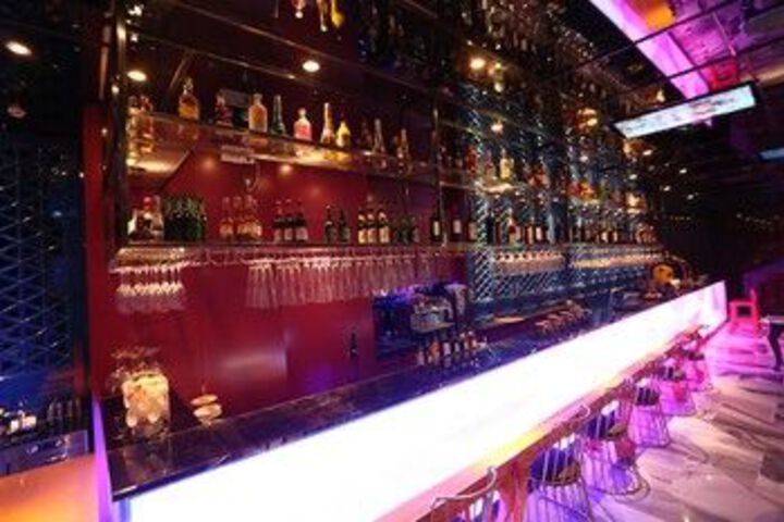 Lounge 92 of 96