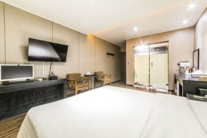 Room 4 of 39