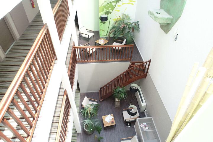 Lounge 49 of 61