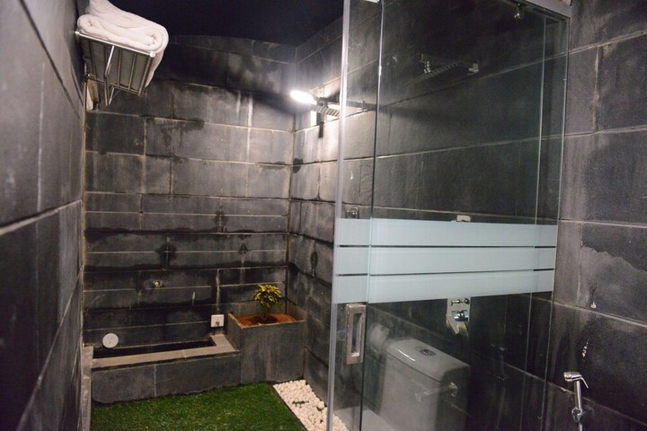 Room 15 of 34