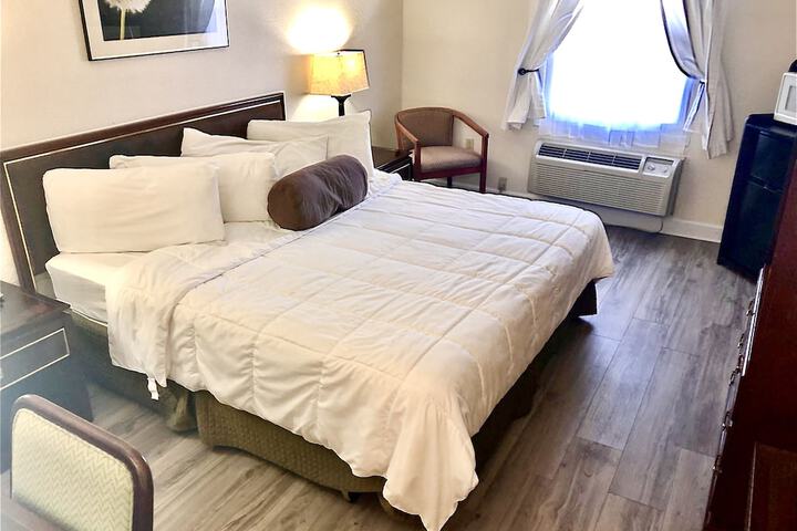 Single King Bed (5 of 5)