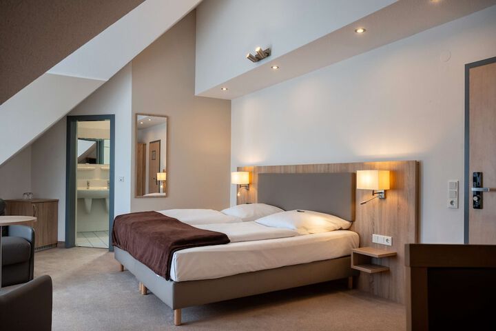 Room 10 of 32