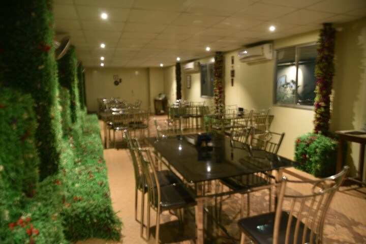 Dining 13 of 16