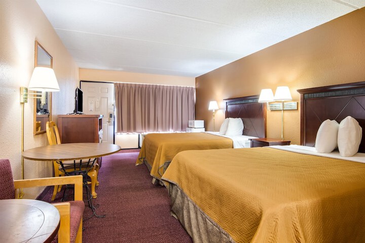 2 Queen Beds (3 of 7)