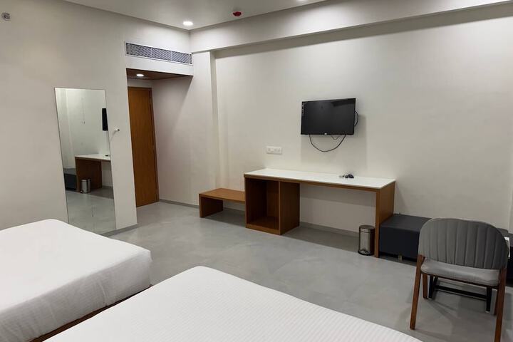Room 4 of 12