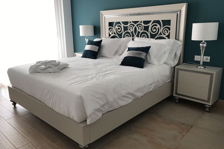 Room 6 of 33