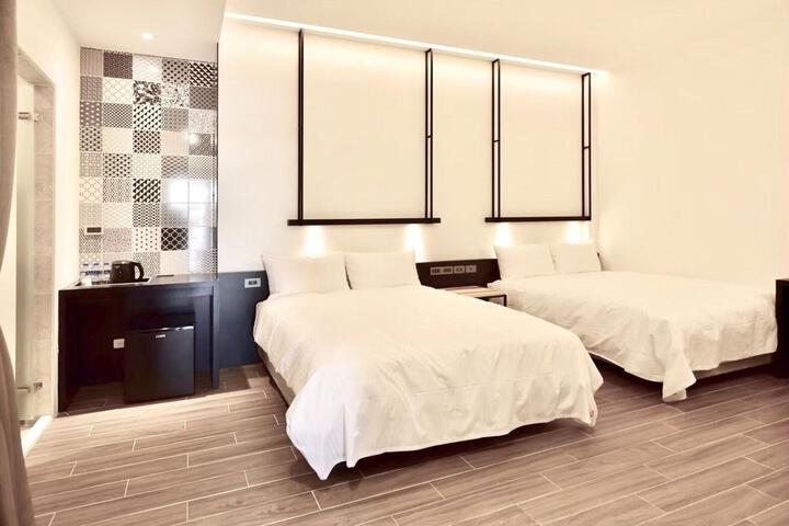 Room 6 of 12