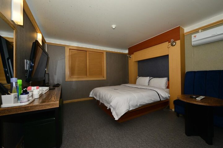 Room 7 of 18