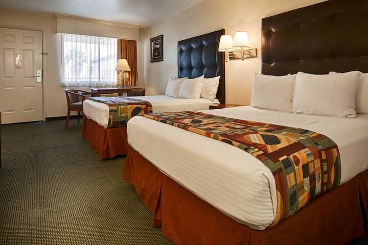2 Queen Beds - Wireless High Speed Internet Accessible Microwave and Refrigerator, Coffee M (8 of 9)