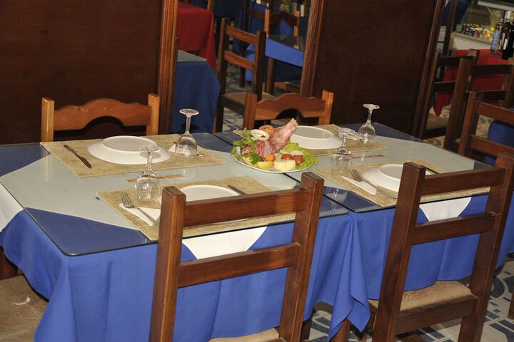 Dining 8 of 17