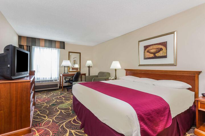 1 King Bed (5 of 5)