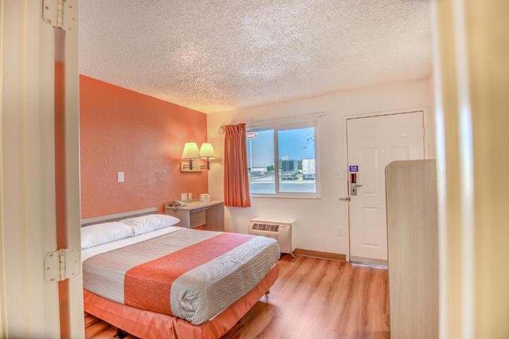 1 Queen Bed (4 of 7)