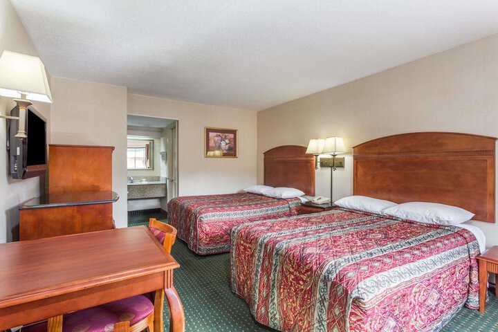2 Double Beds (7 of 8)