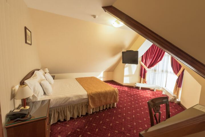 Room 10 of 73
