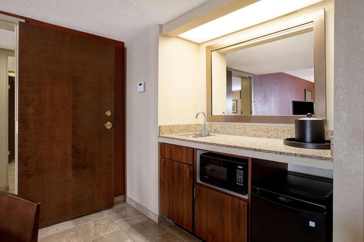2 Queen Beds Microwave, Refrigerator (6 of 10)