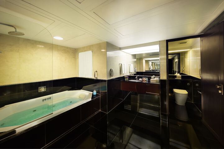 Room 32 of 65