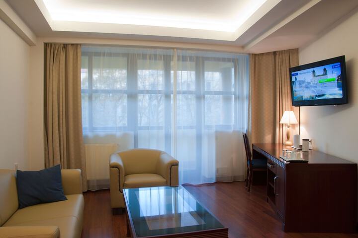 Lounge 43 of 51