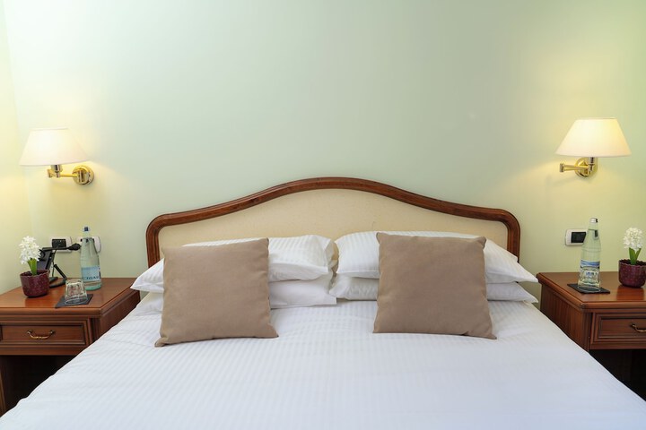Room 8 of 27