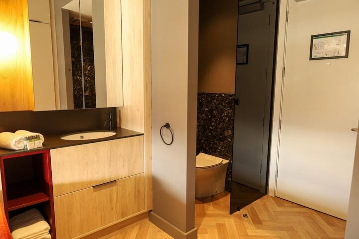Room 12 of 25