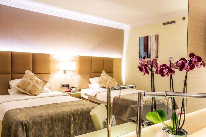 Room 8 of 90