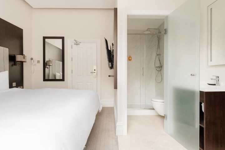 Room 27 of 68