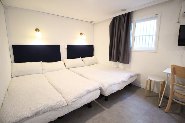 Room 10 of 178