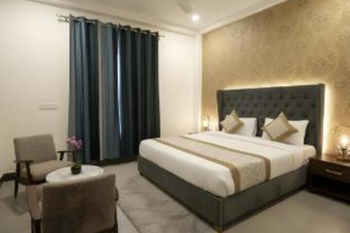 Room 6 of 14