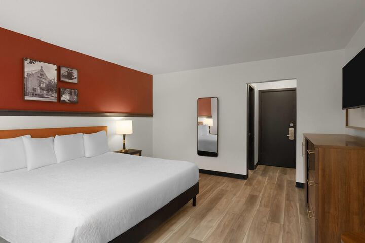 Room 32 of 81