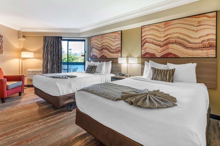 2 Queen Beds High Speed Internet Accessible Balcony or Patio Microwave and Refrigerator Full Breakfast (5 of 10)