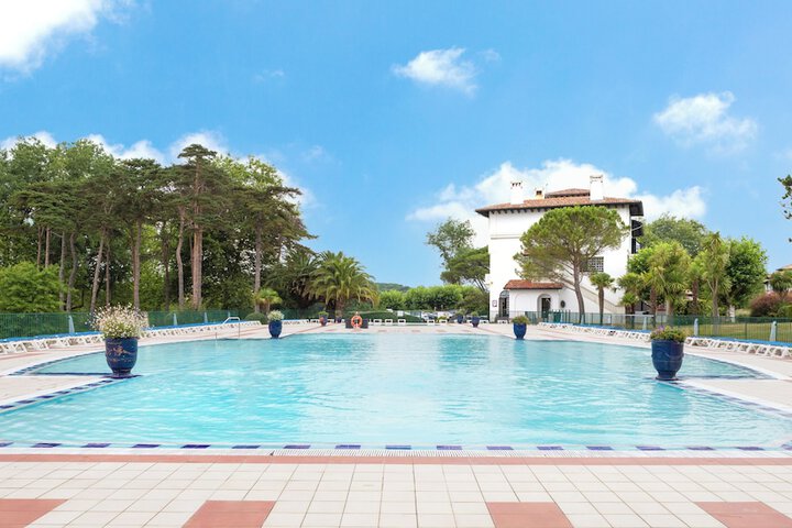 Hotel Pool