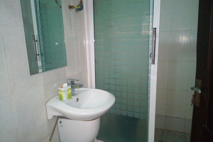 Room 9 of 18