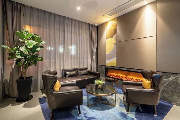 Lounge 23 of 33