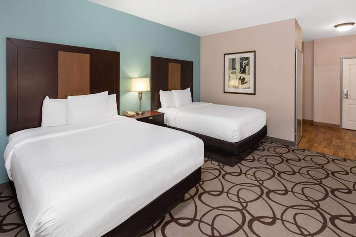 2 Queen Beds Lake Pool View (1 of 10)