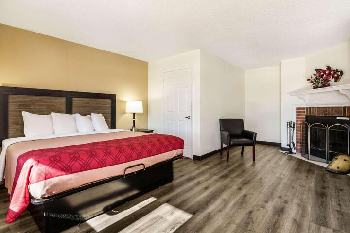 1 King Bed (1 of 25)