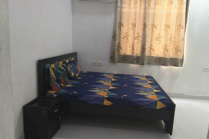 Room 12 of 37