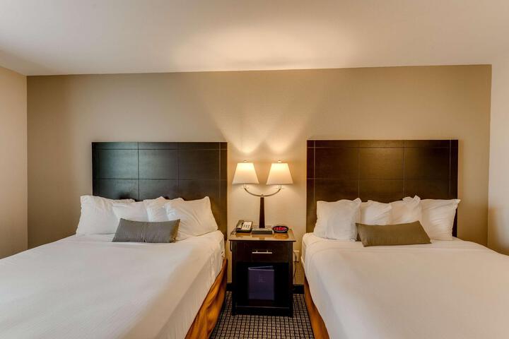 2 Queen Beds (6 of 16)