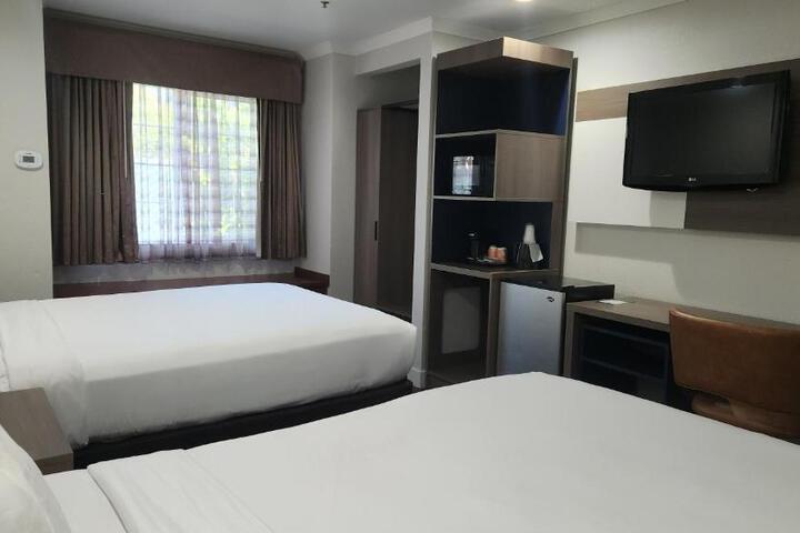 1 Queen Bed Accessible (1 of 15)